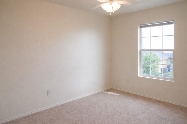 Foto del edificio - 4001 Nadine Dr