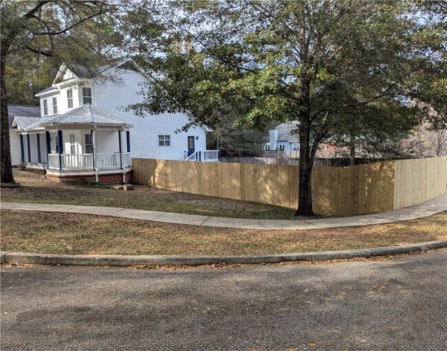 Foto del edificio - 708 Monarch Dr W