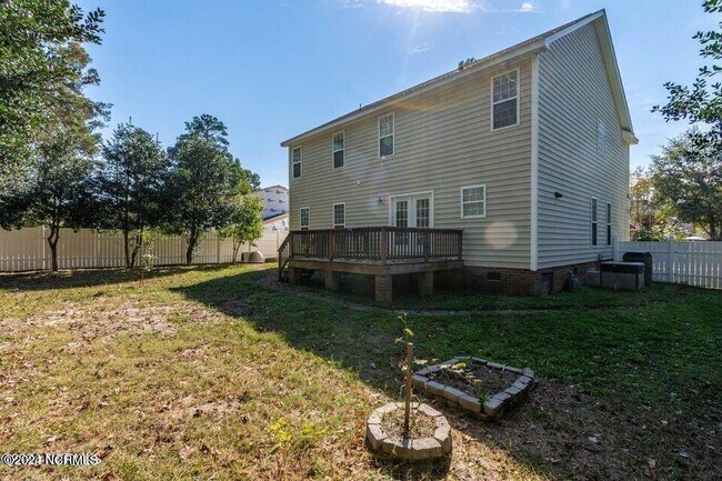 Building Photo - 205 E Baywood Ln