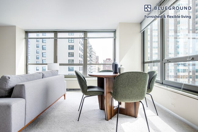 Foto del edificio - 3450 N Lake Shore Dr