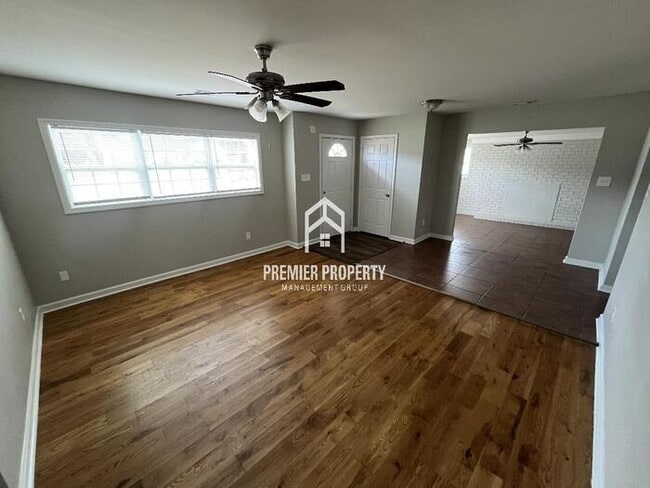 Photo - 934 E Holmes Rd House