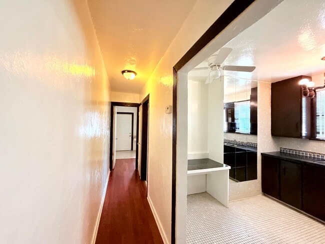 Foto del edificio - 2242 1/2-2419 1/2 Burnside Ave