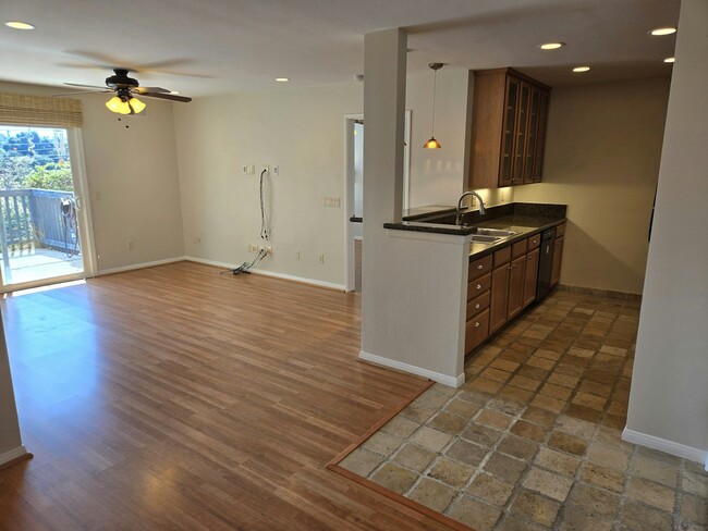 Foto del edificio - 7130 Shoreline Dr