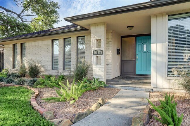 Building Photo - 5842 Paisley St
