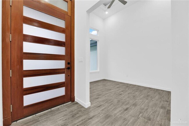 Foto del edificio - 1416 N Lookout Dr