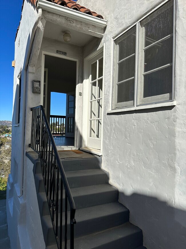 Building Photo - 1647 Sargent Pl