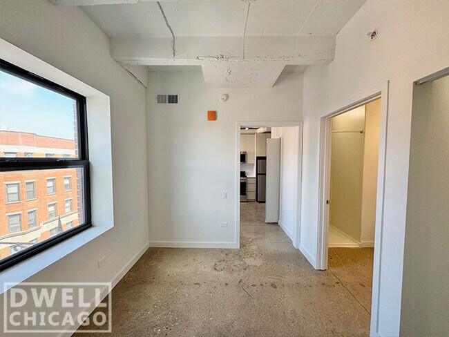Building Photo - 1009 W Lawrence Ave