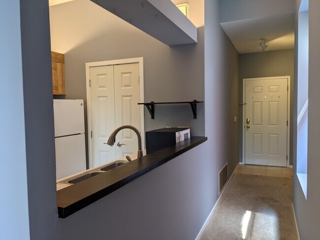 Cocina y puerta principal - 4496 Maryland Ave