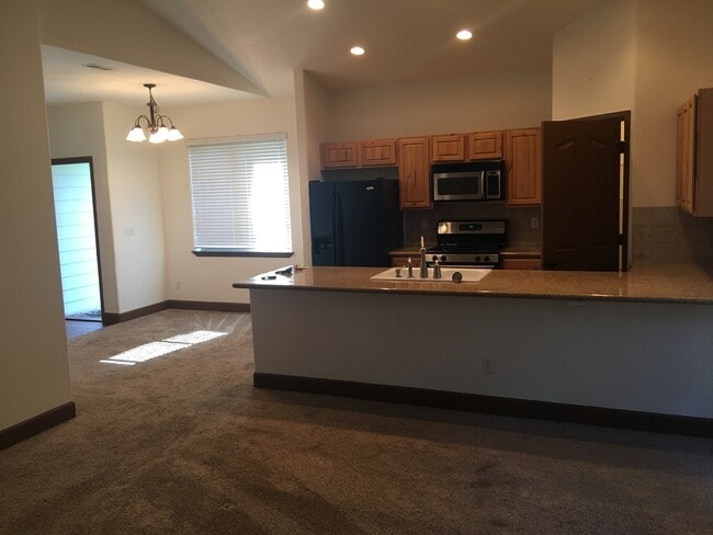 Building Photo - Lake Forest Townhouse
