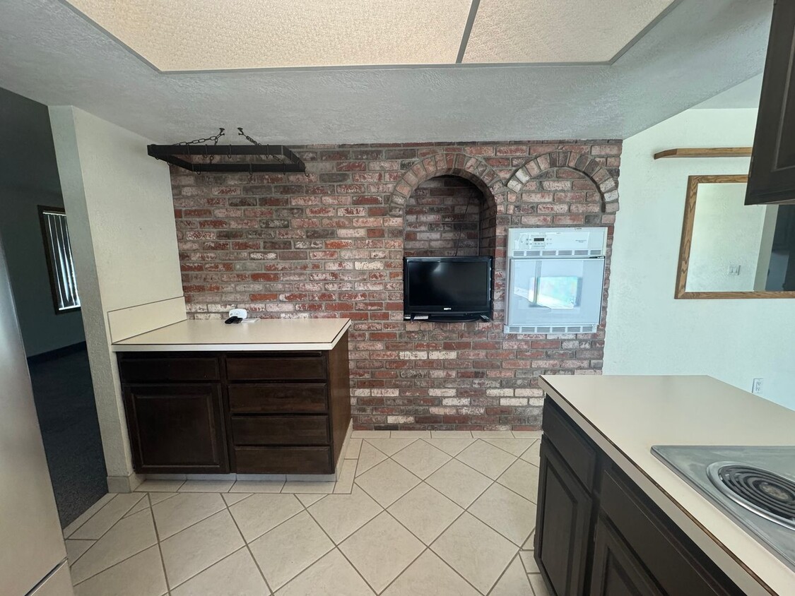 Primary Photo - 3 bed 2 bath house with attached garage an...