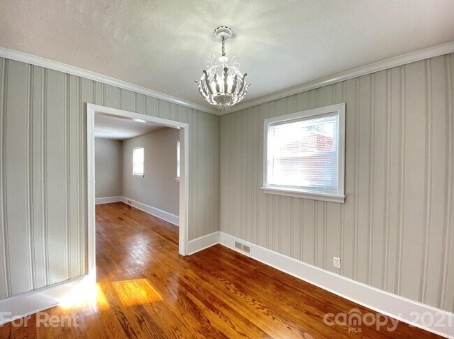 Building Photo - 532 Briarwood Dr