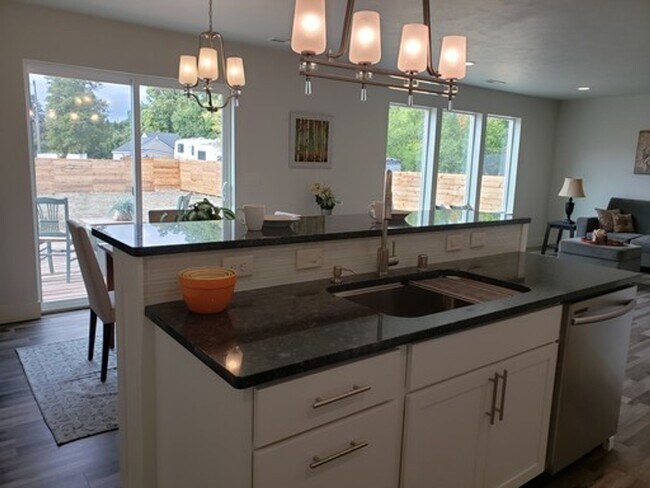 Foto del edificio - Lease Up- Custom Spokane Duplex