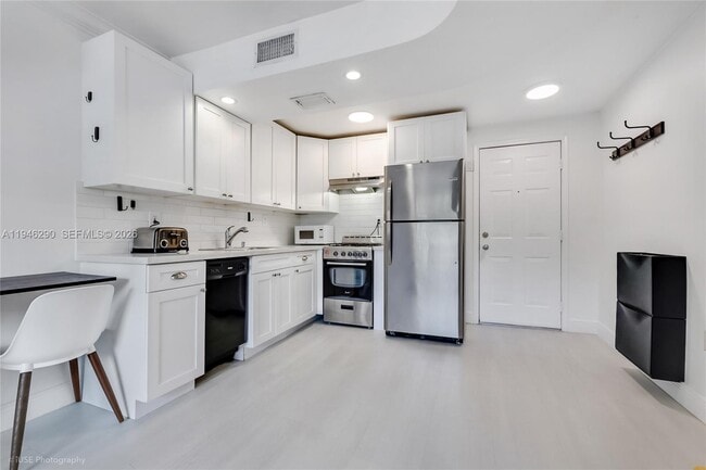 Foto del edificio - 3245 Virginia St