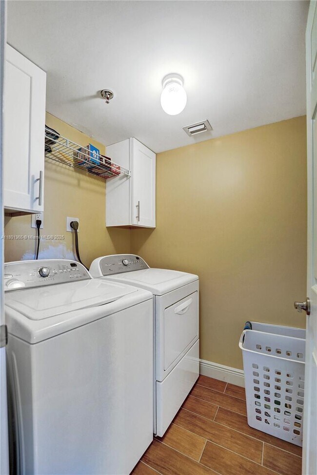 Building Photo - 2206 S Cypress Bend Dr