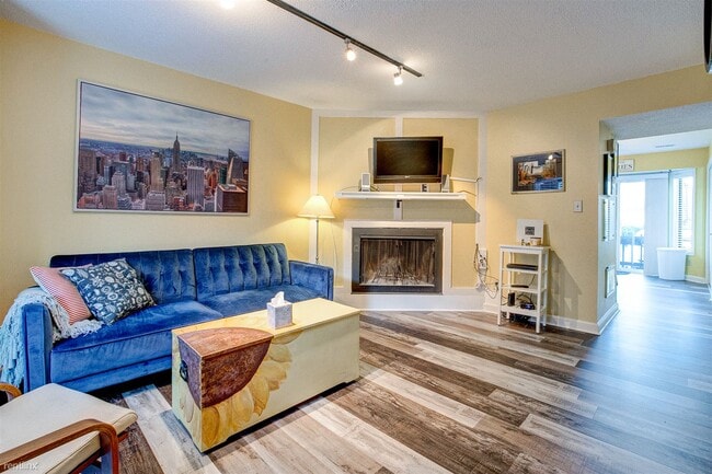 Building Photo - 2 br, 1.5 bath Condo - 622 Walker Avenue