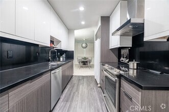 Building Photo - 927 Kings Rd