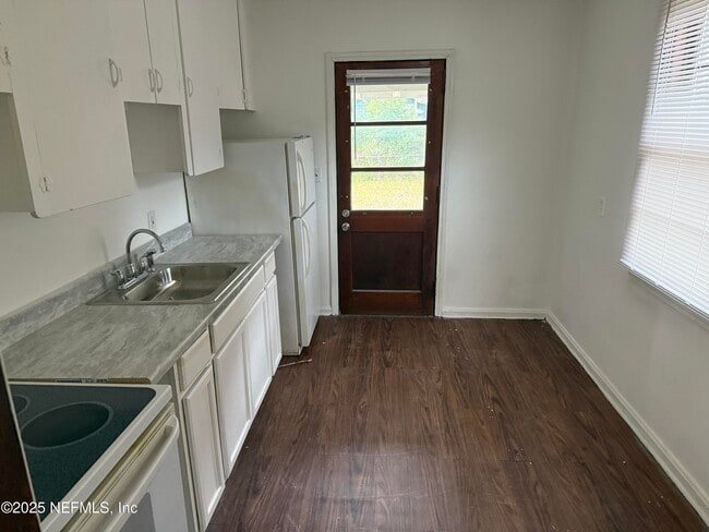 Foto del edificio - 947 Glencarin St