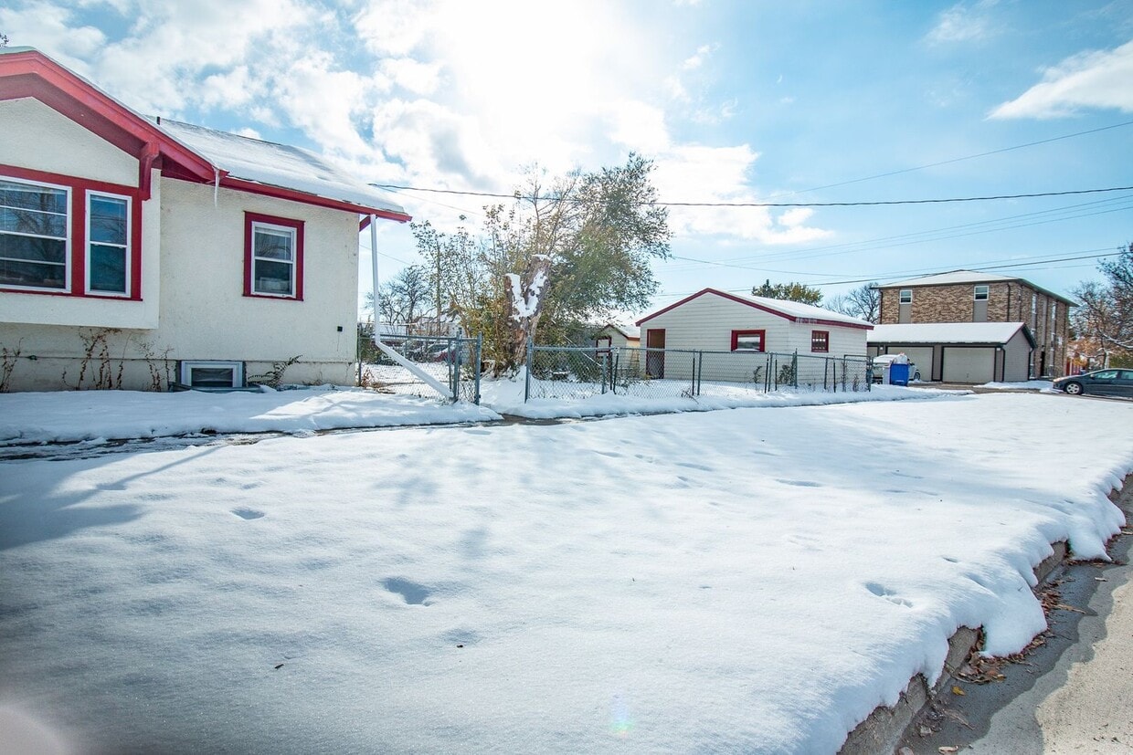 Foto del edificio - 2 Bed 1 Bath Single Family Home!