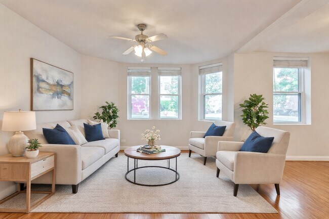 Foto del edificio - 702 Reba Pl