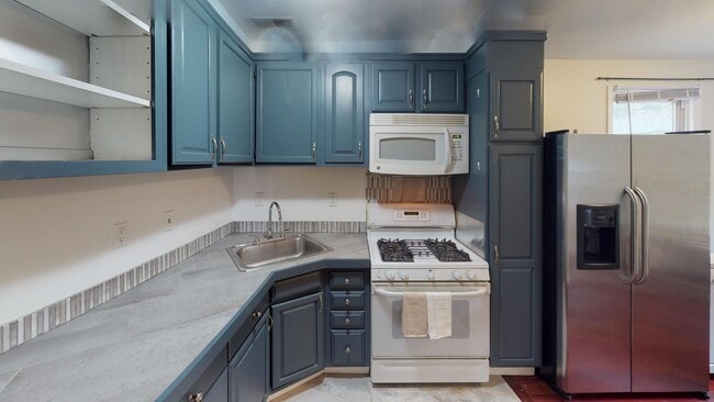 Building Photo - Room in 4 Bedroom Home at 809 Thayer Ave