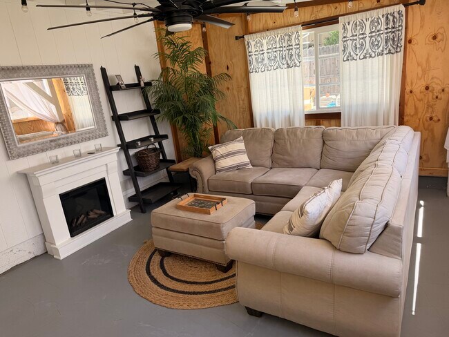 Porche con mosquitera, perfecto para las mañanas tempranas. - 3075 Forest Hills Dr
