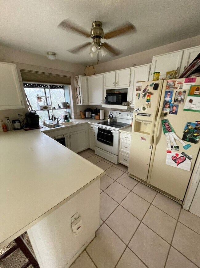 Building Photo - Beautiful Split Level Home in Waneka Lake ...