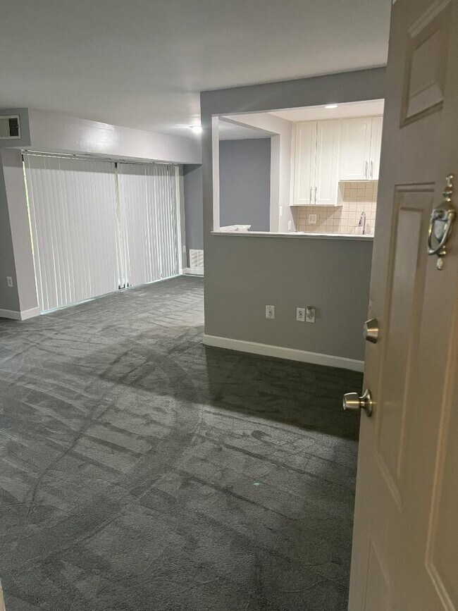 Foto del edificio - 6303 Hill Mar Drive - 4