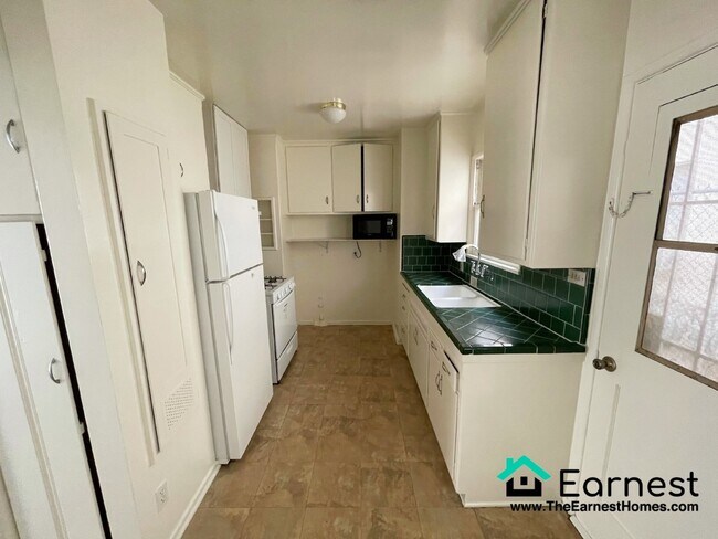 Building Photo - 1+1 Cozy Triplex in Prime West LA Location