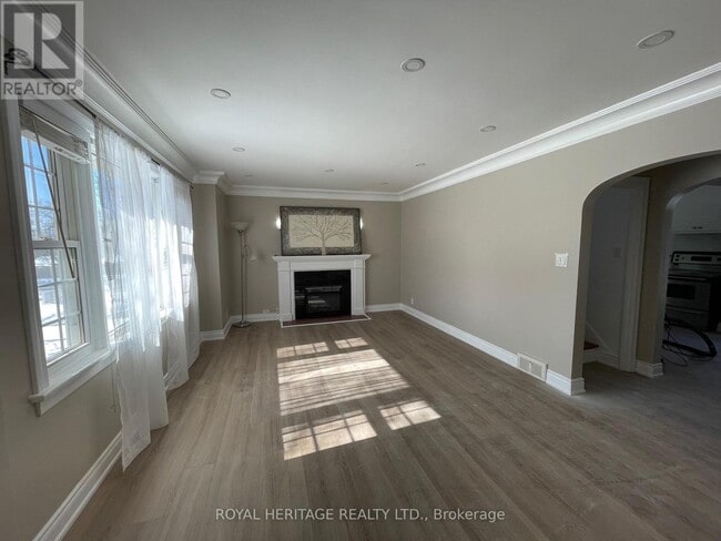 Building Photo - 1052 King St E