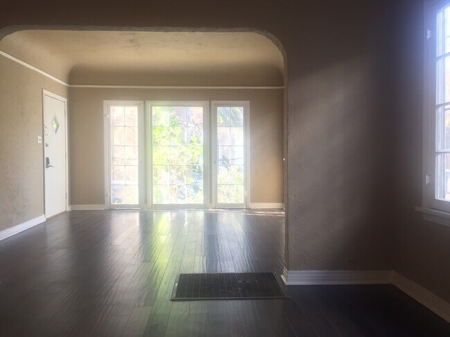 Building Photo - 412 N Orange Grove Ave