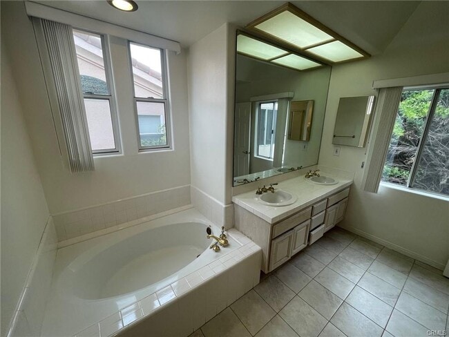 Foto del edificio - 10010 Reseda Blvd