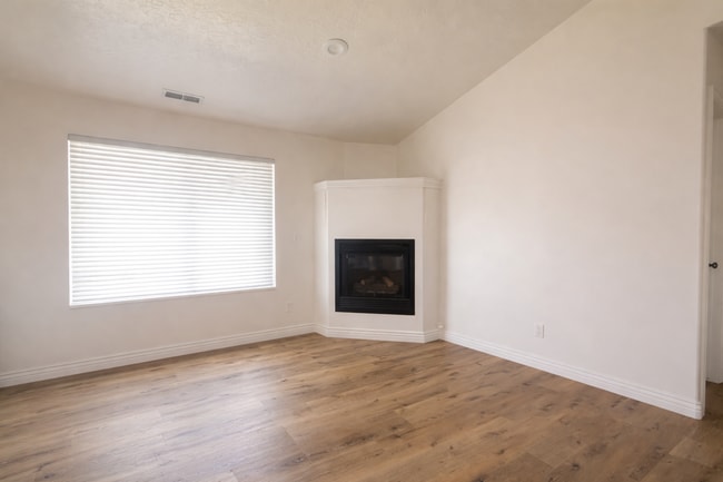 Building Photo - Charming 3-Bedroom Condo in Franklin Park – Prime Provo Location