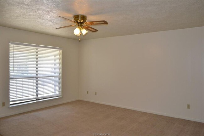 Building Photo - 2404 Bandera Dr