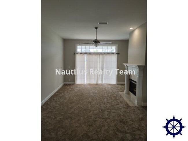 Building Photo - 2109 Country Club Dr