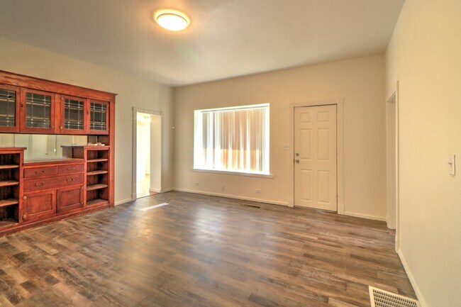 Foto del edificio - 311 Springville Duplex