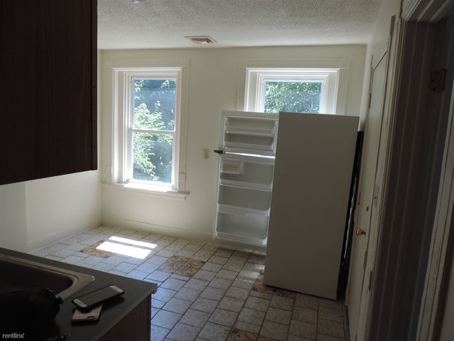 Building Photo - 4 br, 1 bath  - 260 Davenport Ave Fl 3