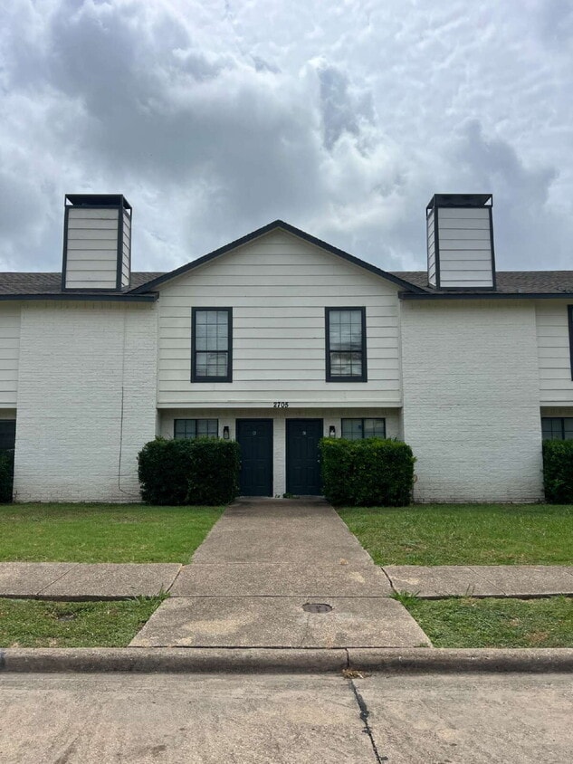 Photo - 2705 Wimbledon Court Unit#B, Garland, Texas 75041
