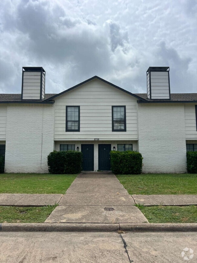 Building Photo - 2705 Wimbledon Ct