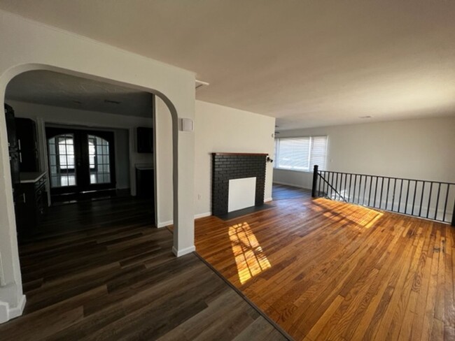 Foto del edificio - 1301-1303 W Broadway