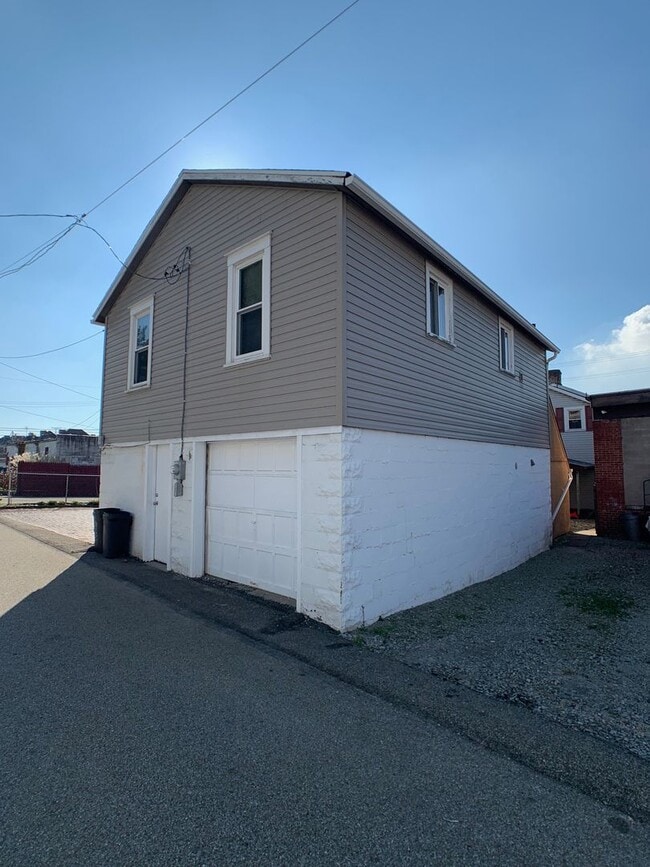 Cozy 1-Bedroom House With Garage!! - Cozy 1-Bedroom House With Garage!!