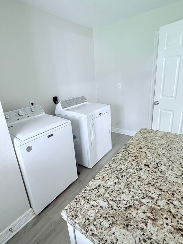 Foto principal - 438 E Wright Blvd