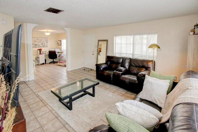Foto del edificio - 637 Kensington Lake Cir