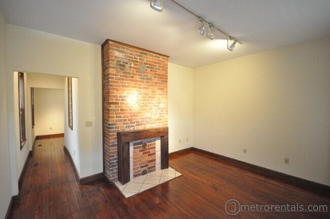 Living room - 39 E Russell St