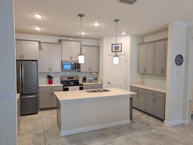 Foto del edificio - Beautiful 4/3 Home For Rent in Storey Lake...