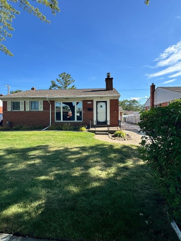 Primary Photo - Charming Home in St. Clair Shores