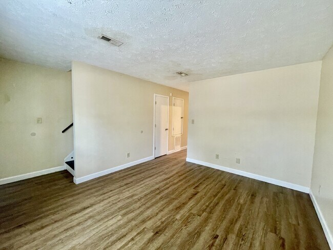 Building Photo - Get one month of rent FREE on a 2 bedroom, 1.5 bathroom townhome in Creeks Edge. Accepts Section 8.