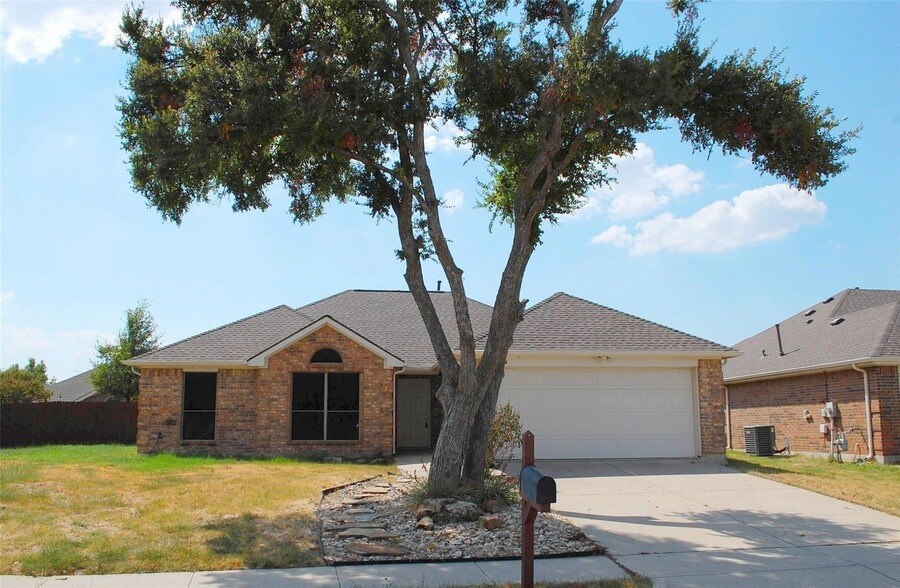 Primary Photo - 2124 Oakridge Dr