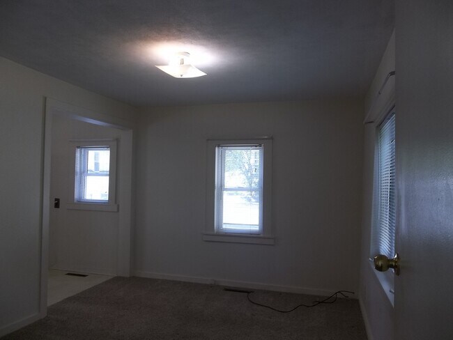 Building Photo - 116 S Kinney Ave