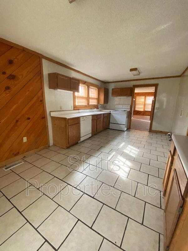 Building Photo - 1806 Veterans Dr