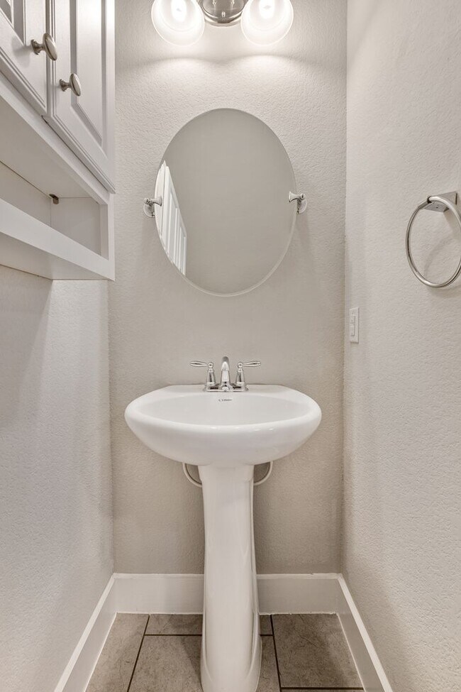 Foto del edificio - Beautiful Crestview Station Home with Garage & Covered Patio